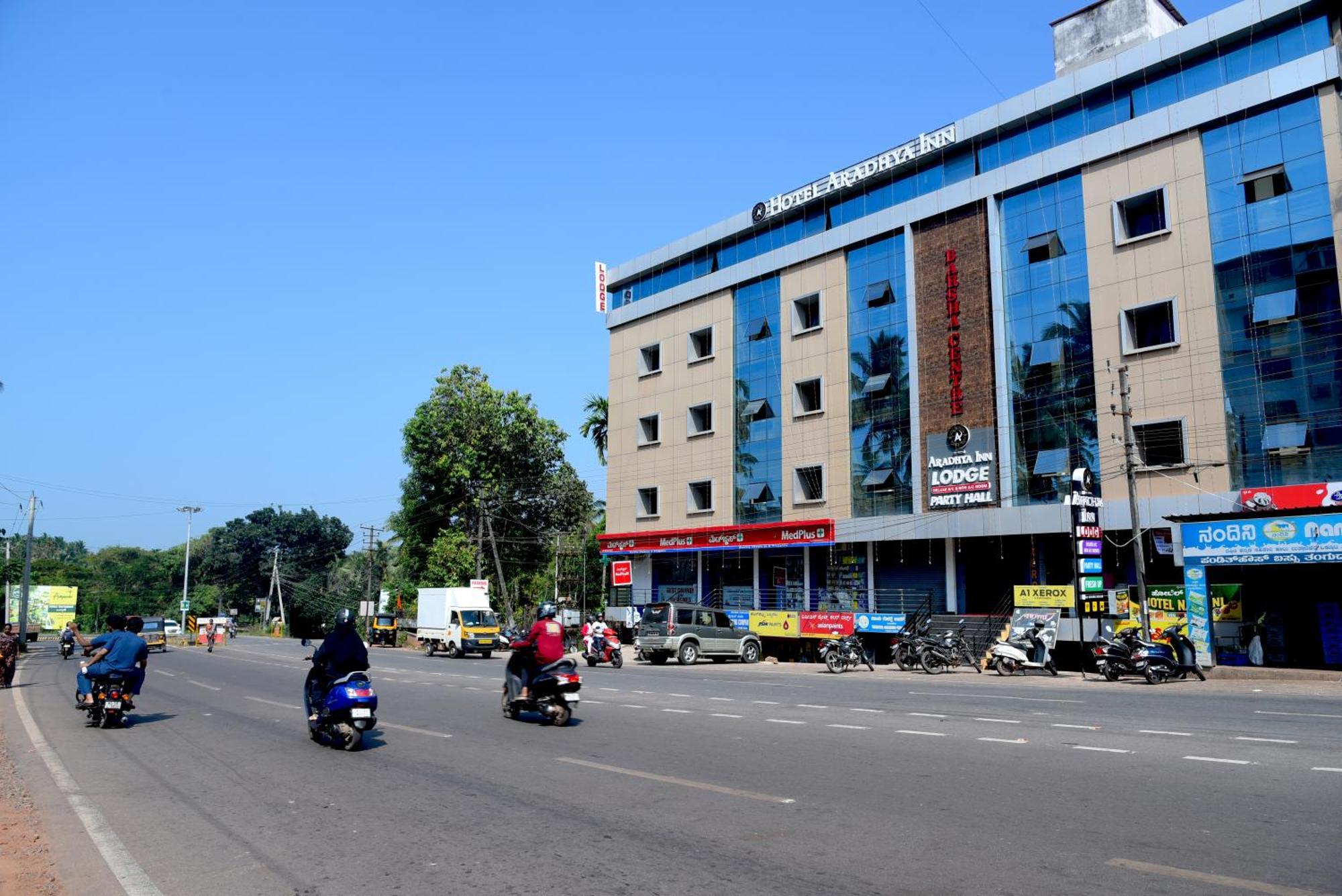 Hotel Aradhya Inn Deralakatte 门格洛尔 外观 照片